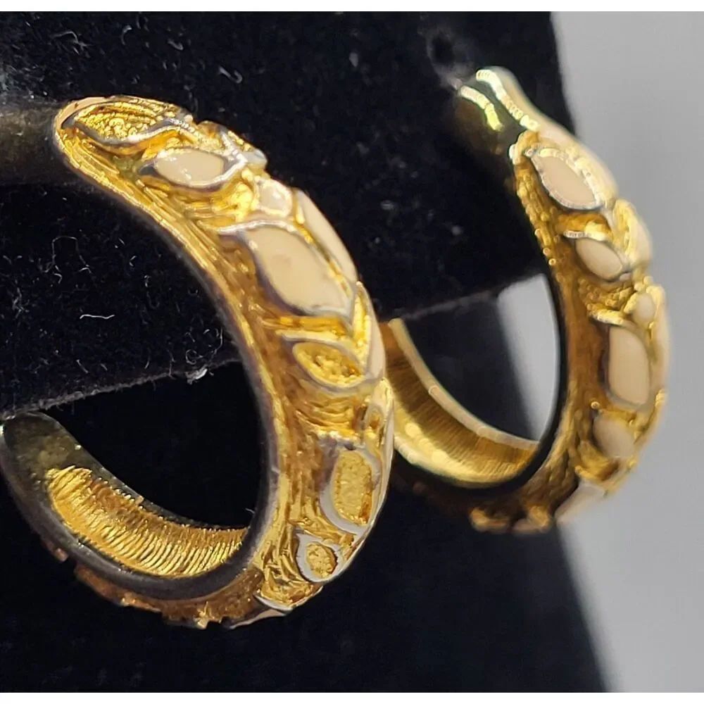 Trifari Enamel Floral Gold tone Hoop Earrings 0.75in